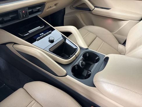 Certified 2024 Porsche Cayenne image 31