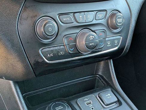 Certified 2023 Jeep Cherokee Altitude Lux image 21