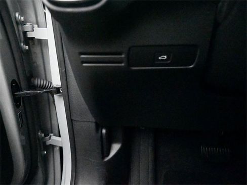 Used 2025 Volvo XC40 B5 Core image 16