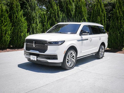 Used 2025 Lincoln Navigator Reserve AWD/4WD image 5