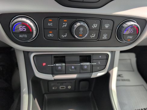 Used 2024 GMC Terrain SLE w/ Driver Convenience Package FWD image 35