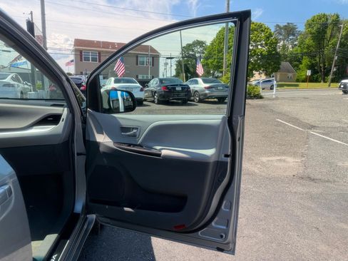 Used 2017 Toyota Sienna LE FWD image 18