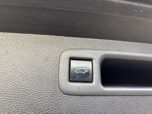 Used 2021 Toyota Highlander XLE image 9