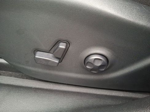 Used 2019 Jeep Cherokee Limited image 10