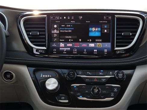 Used 2023 Chrysler Pacifica Touring-L image 12