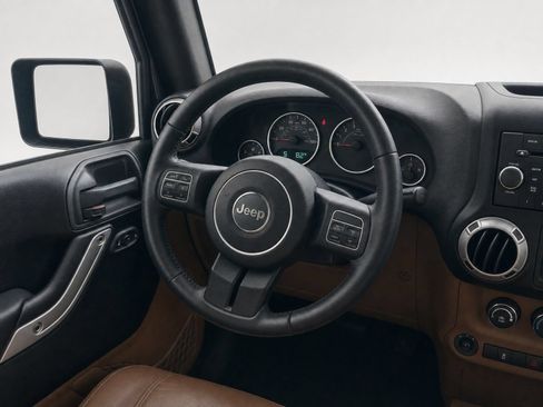 Used 2012 Jeep Wrangler Unlimited Rubicon w/ Connectivity Group AWD/4WD image 21