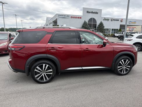 Used 2024 Nissan Pathfinder Platinum w/ Black Appearance Package AWD/4WD image 5