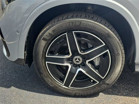 Used 2025 Mercedes-Benz GLC 300 4MATIC w/ AMG Line image 9