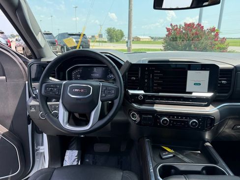 Used 2025 GMC Sierra 2500 SLT w/ SLT Convenience Package AWD/4WD image 14