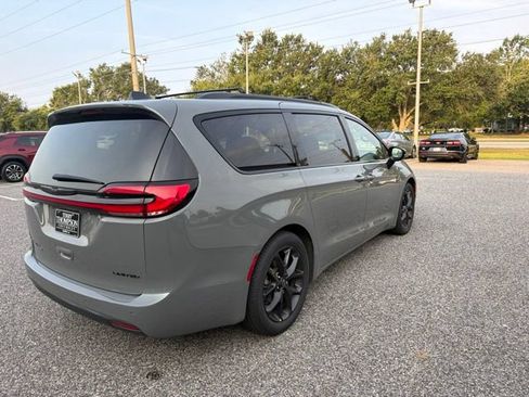 Used 2025 Chrysler Pacifica Limited FWD image 5