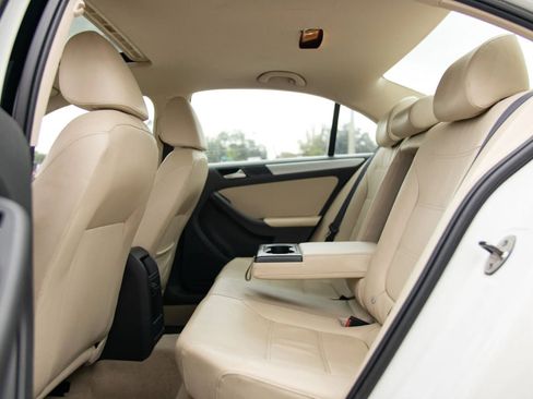 Used 2013 Volkswagen Jetta SE FWD image 19