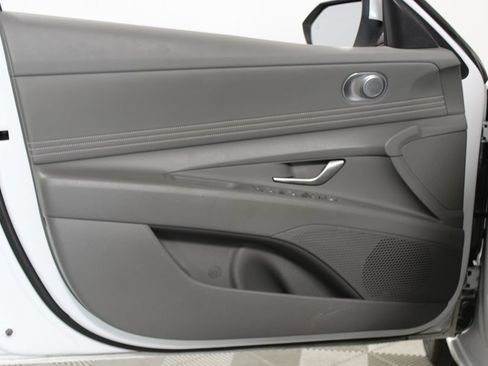 Used 2025 Hyundai Elantra SEL FWD image 4