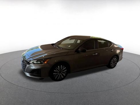 Used 2025 Nissan Altima 2.5 SV FWD image 8
