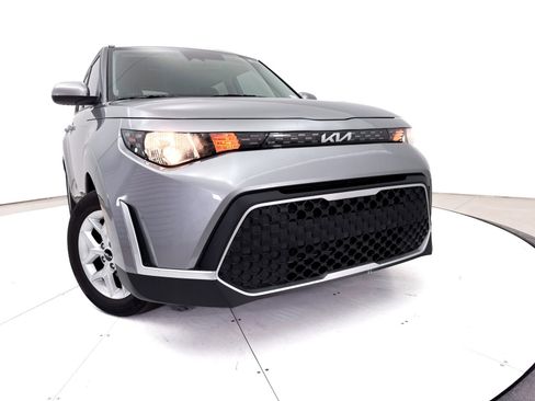 Certified 2025 Kia Soul LX w/ LX Technology Package FWD image 5