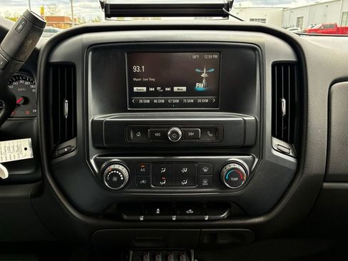 Used 2018 Chevrolet Silverado 1500 Custom w/ Custom Value Package AWD/4WD image 31