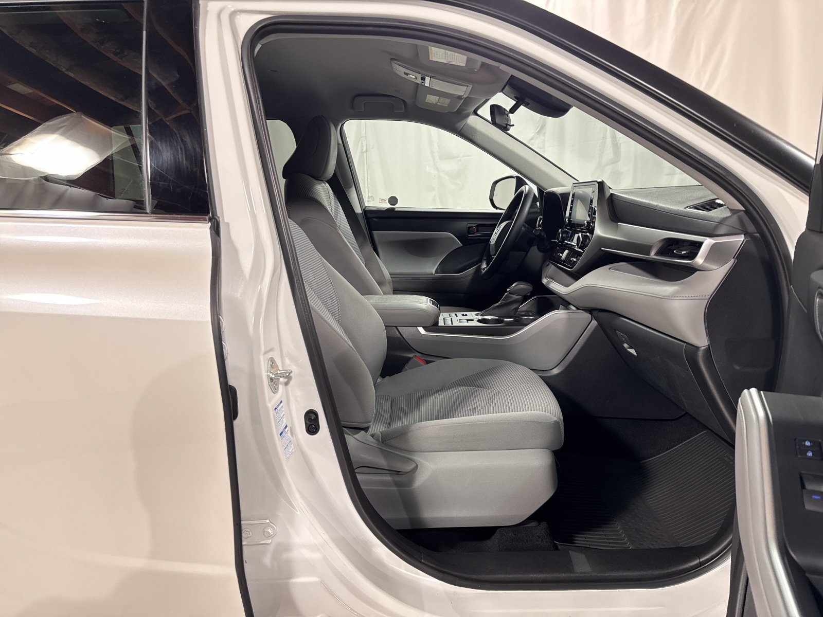 Used 2020 Toyota Highlander LE AWD/4WD image 15
