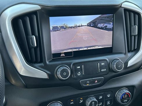 Used 2024 GMC Terrain SLE w/ Driver Convenience Package FWD image 15