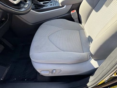 Used 2022 Toyota Highlander LE AWD/4WD image 15