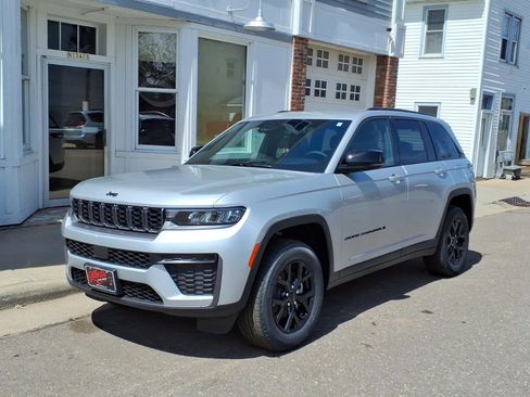 New 2026 Jeep Grand Cherokee Altitude AWD/4WD image 2