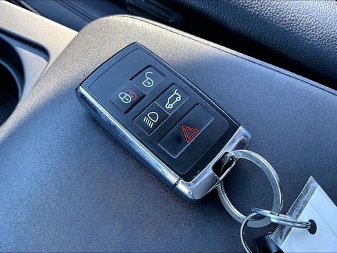 Used 2020 Land Rover Discovery Landmark image 13