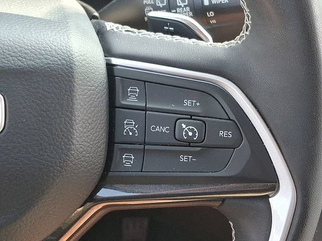 Used 2023 Jeep Grand Cherokee Laredo w/ Luxury Tech Group I AWD/4WD image 24