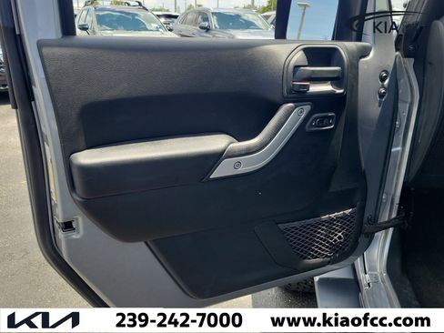 Used 2017 Jeep Wrangler Sahara w/ Connectivity Group AWD/4WD image 14