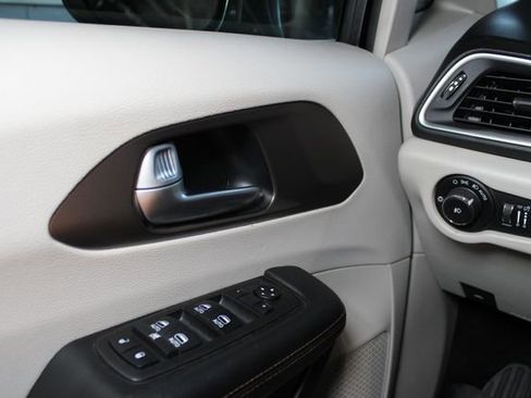 Used 2018 Chrysler Pacifica Touring-L Plus w/ Tire & Wheel Group FWD image 17