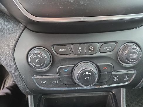 Used 2019 Jeep Cherokee Latitude Plus image 18