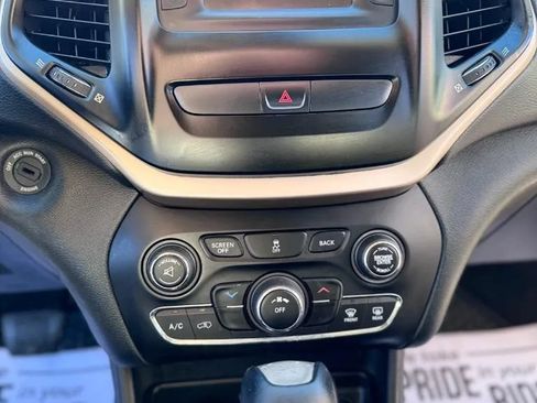 Used 2016 Jeep Cherokee Latitude w/ Cold Weather Group AWD/4WD image 11