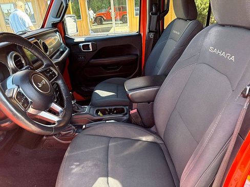 Used 2018 Jeep Wrangler Unlimited Sahara w/ Dual Top Group AWD/4WD image 10