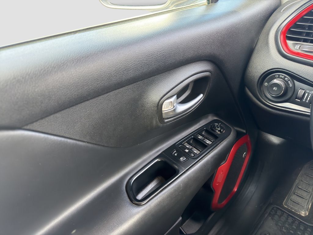 Used 2017 Jeep Renegade Trailhawk AWD/4WD image 27