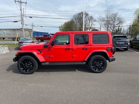 Used 2025 Jeep Wrangler Unlimited Sahara AWD/4WD image 8