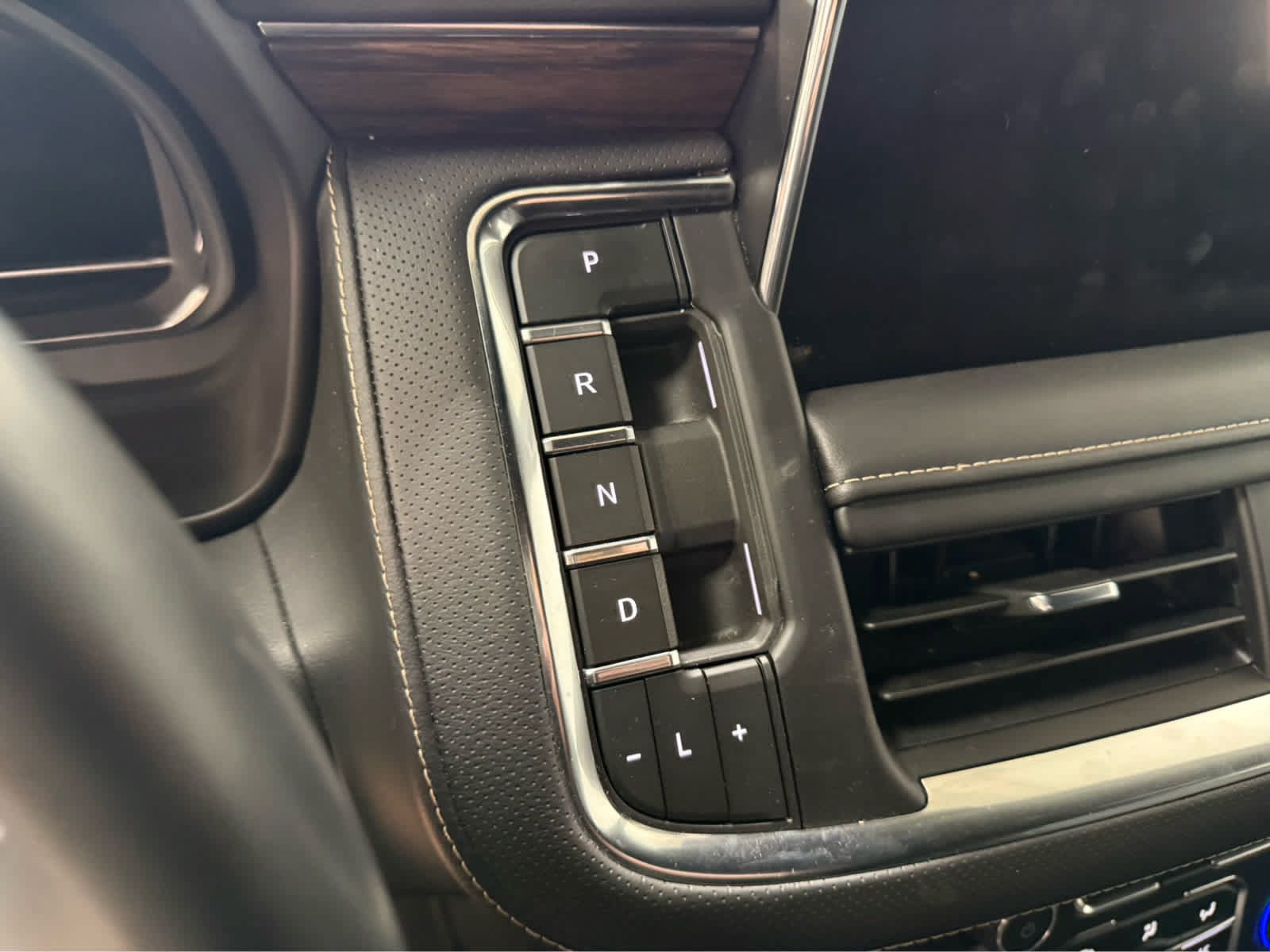 Used 2024 Chevrolet Suburban Premier AWD/4WD image 26