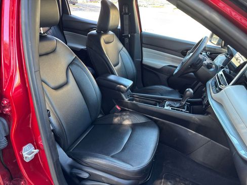 Used 2025 Jeep Compass Limited image 31