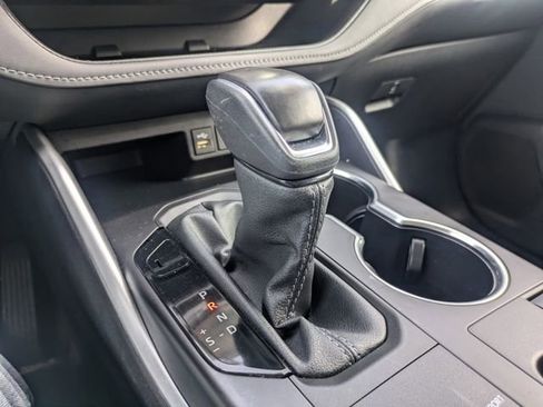 Used 2024 Toyota Highlander XLE AWD/4WD image 29