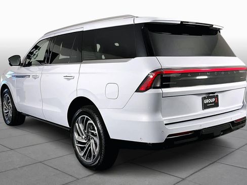 Used 2025 Lincoln Navigator Reserve AWD/4WD image 11