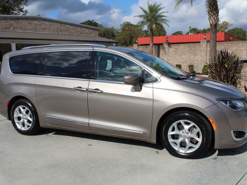 Used 2017 Chrysler Pacifica Touring-L Plus image 16
