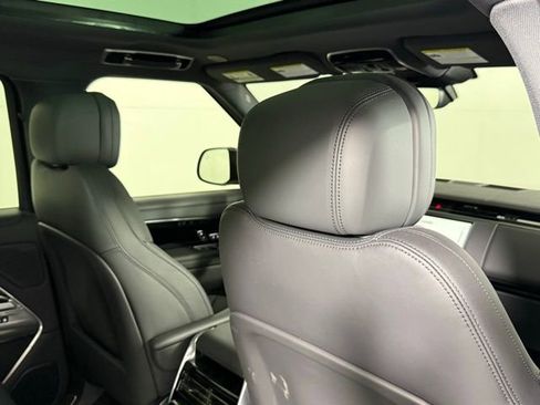 Used 2025 Land Rover Range Rover SE image 27