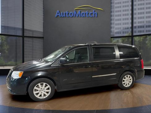 Used 2015 Chrysler Town & Country Touring FWD image 5