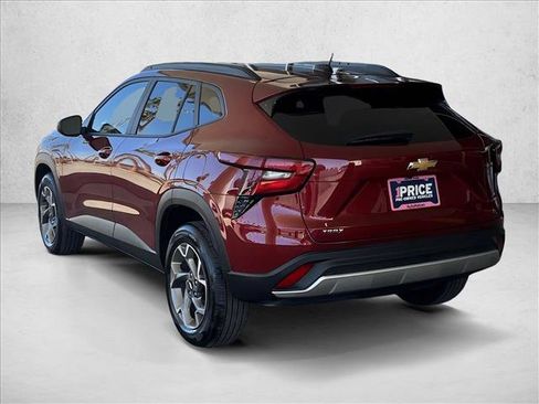 Used 2025 Chevrolet Trax LT w/ LT Convenience Package image 3