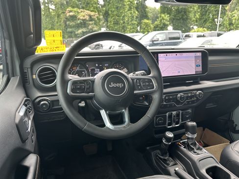 Used 2024 Jeep Wrangler Unlimited Sahara w/ Technology Group AWD/4WD image 25