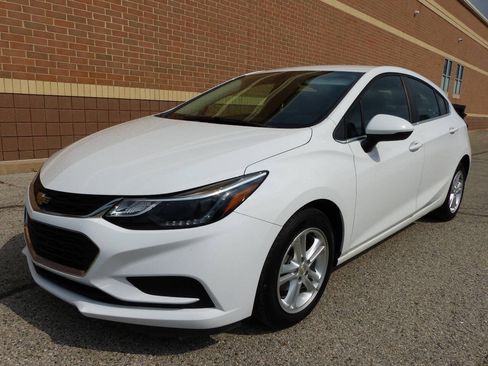 Used 2018 Chevrolet Cruze LT w/ Convenience Package FWD image 5