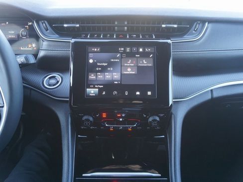 Used 2024 Jeep Grand Cherokee Altitude image 13