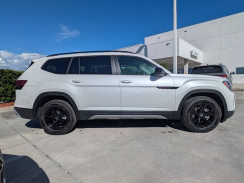 New 2026 Volkswagen Atlas Peak Edition AWD/4WD image 3