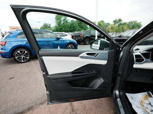 Used 2025 Volkswagen Taos SE w/ Panoramic Sunroof Package AWD/4WD image 10