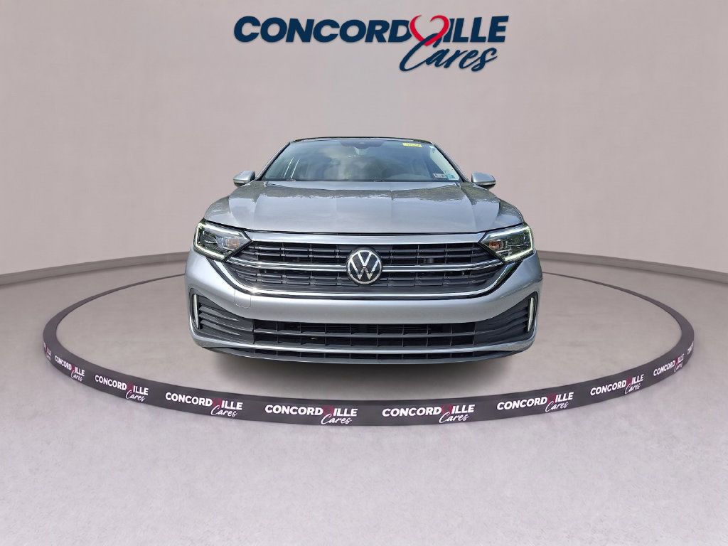 Used 2023 Volkswagen Jetta SEL FWD image 2