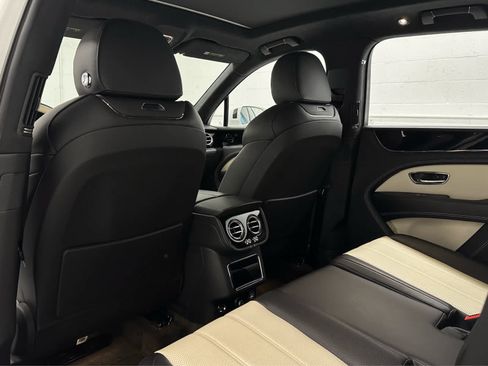 Used 2023 Bentley Bentayga AWD/4WD image 14