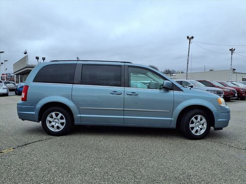 Used 2010 Chrysler Town & Country Touring image 29