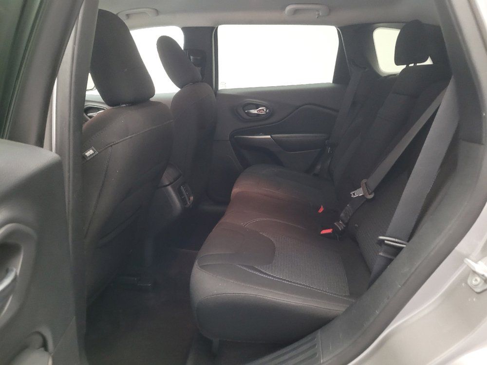Used 2019 Jeep Cherokee Latitude w/ Popular Appearance Group FWD image 18