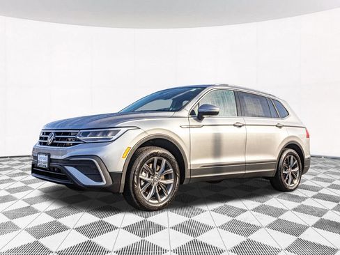 Used 2023 Volkswagen Tiguan SE w/ Panoramic Sunroof Package FWD image 6